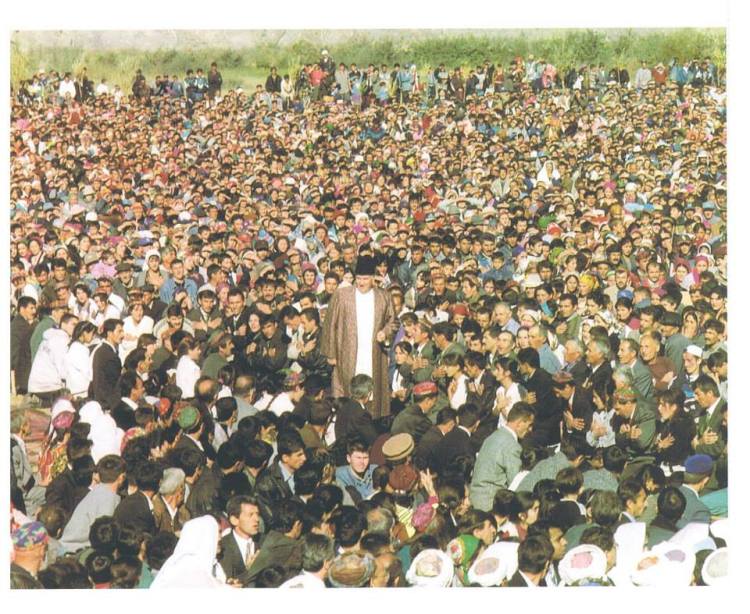 Imam Shah Karim al-Husayni gives didar to his murids in Tajikistan (1998).
