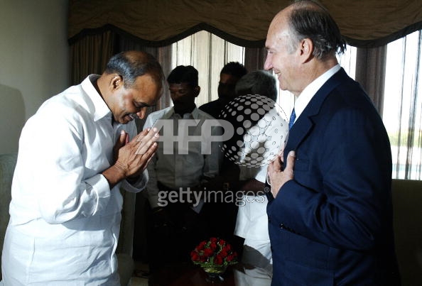 Chief Minister of Andhra Pradesh Rajashekar Reddy greets Imam Shah Karim al-Husayni.